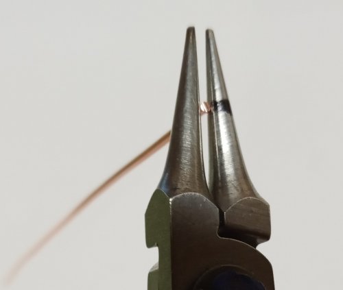 Judy Larson's Making Simple Eyepins - , Findings & Components, Toggles & Clasps, Earwire & Headpin, Loops, Wire Loop, Wrapped Wire Loop, Marking one barrel of the round nose pliers